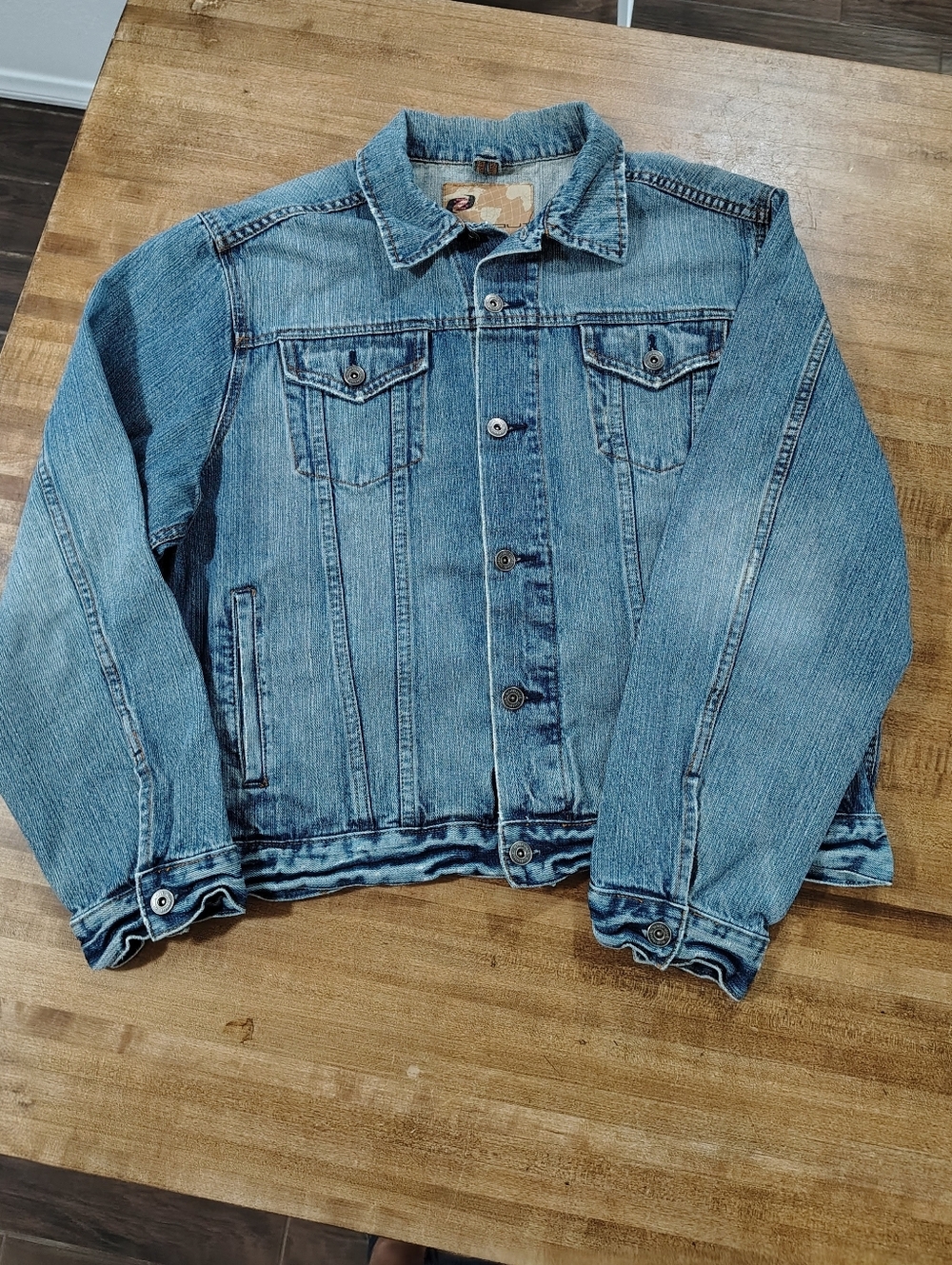 SIDEOUT Vintage Classic Blue Denim Trucker Jacket  Lightly Distressed Y2K